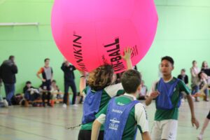 Joueuse de kin-ball porte le ballon
